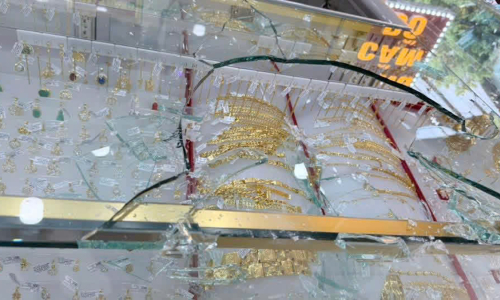 Masked men with hammers rob gold store