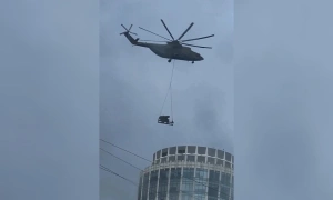 Helicopter deploys pantsir anti-UAV system on Moscow skyscraper