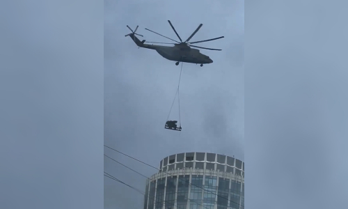 Helicopter deploys pantsir anti-UAV system on Moscow skyscraper