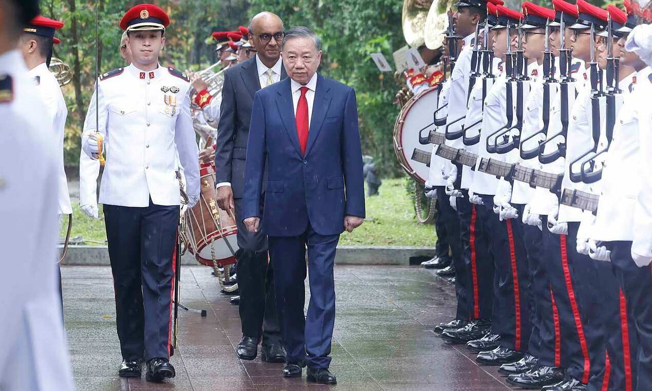 Singaporean president hosts welcoming ceremony for general secretary, president To Lam