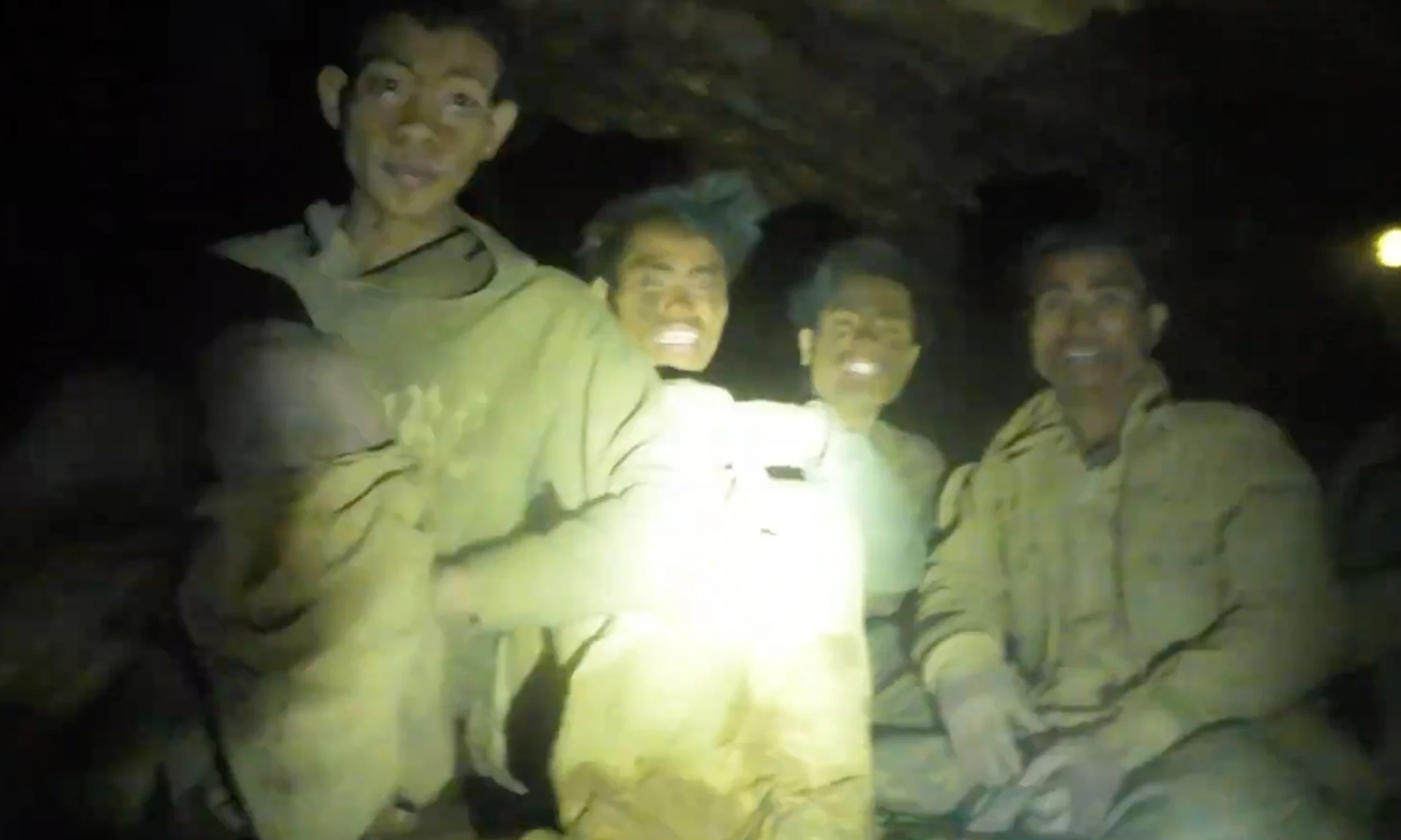 Challenges for rescue team after finding 5 people trapped in Laos cave