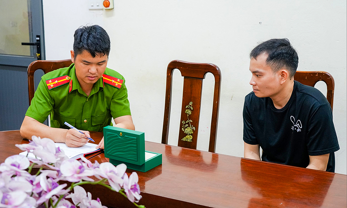 Worker steals Rolex watch valued at over 660 million VND