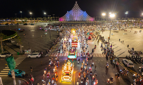 Thousands parade flower-decorated vehicles for Vesak in Vung Tau