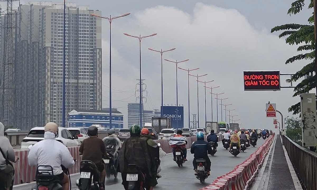 Ho Chi Minh City installs automatic slippery road warning system on Saigon Bridge