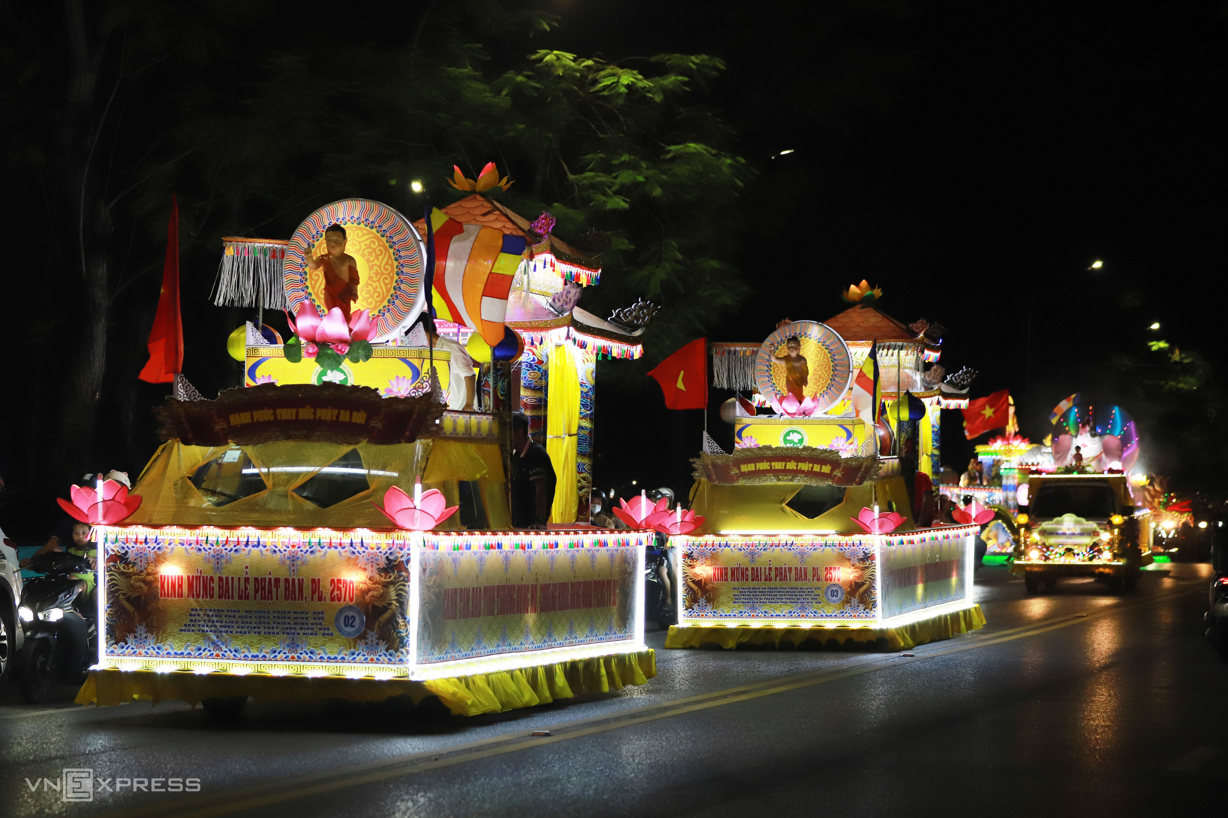 Hue parades 32 flower floats for Buddha's Birthday celebration