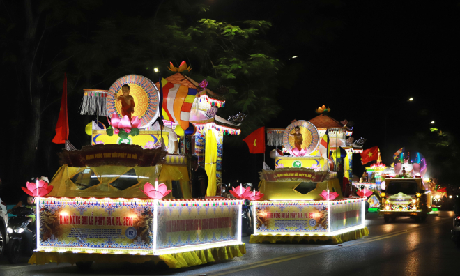 Hue parades 32 flower floats for Buddha's Birthday celebration