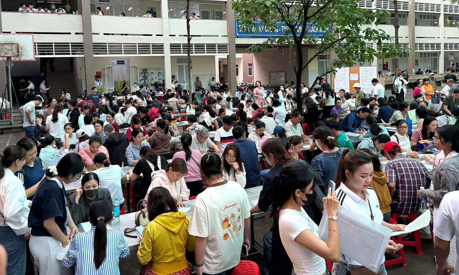 Parents queue from 3 AM for private school registration in Ho Chi Minh City