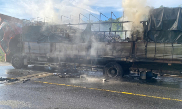 Cargo truck catches fire on La Son - Hoa Lien expressway