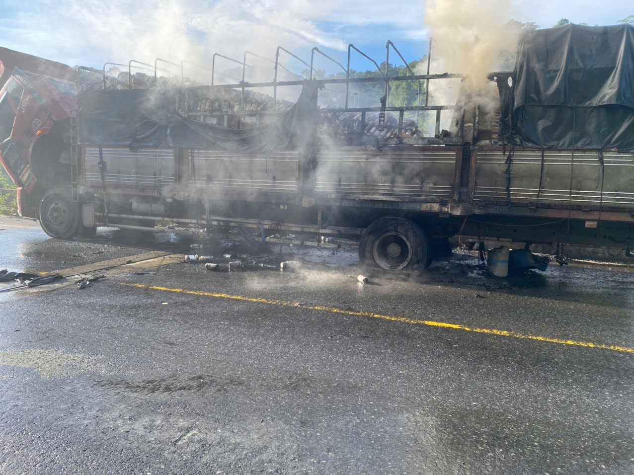 Cargo truck catches fire on La Son - Hoa Lien expressway