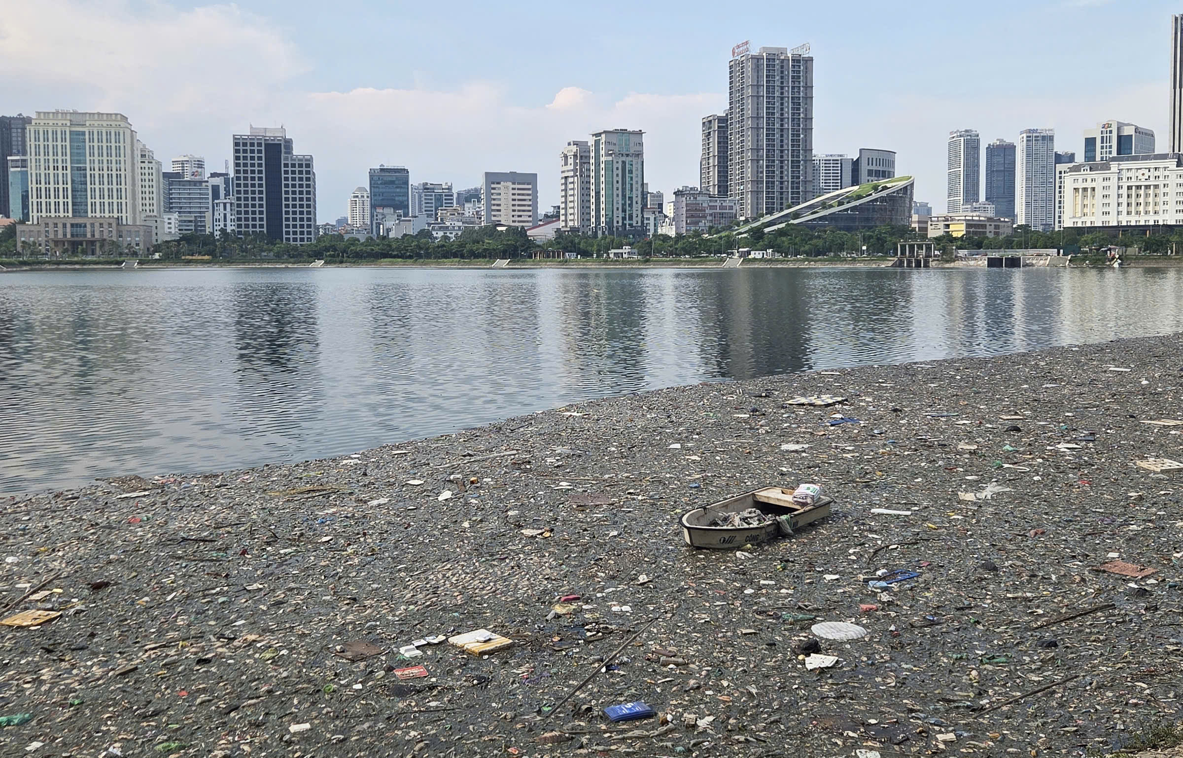 Mass fish deaths in a corner of Hanoi's regulating lake