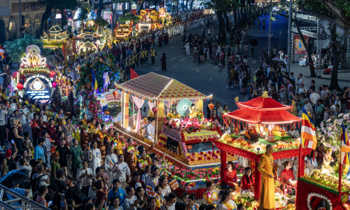 Relic procession marks Buddha's Birthday in Hanoi and Hue