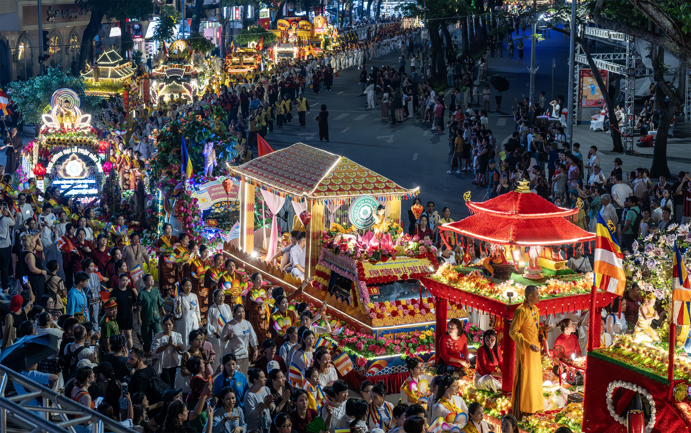 Relic procession marks Buddha's Birthday in Hanoi and Hue