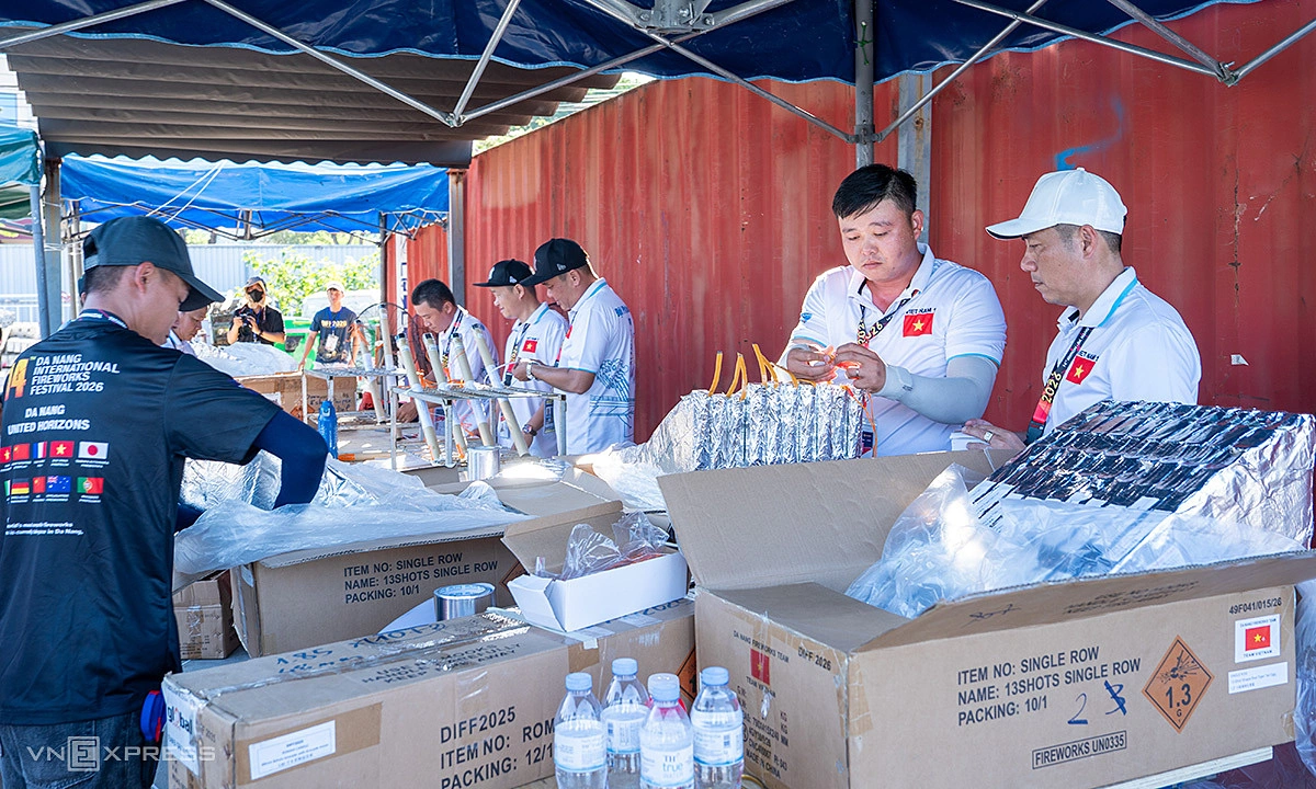 Journey of 50 tons of fireworks across the ocean to Da Nang