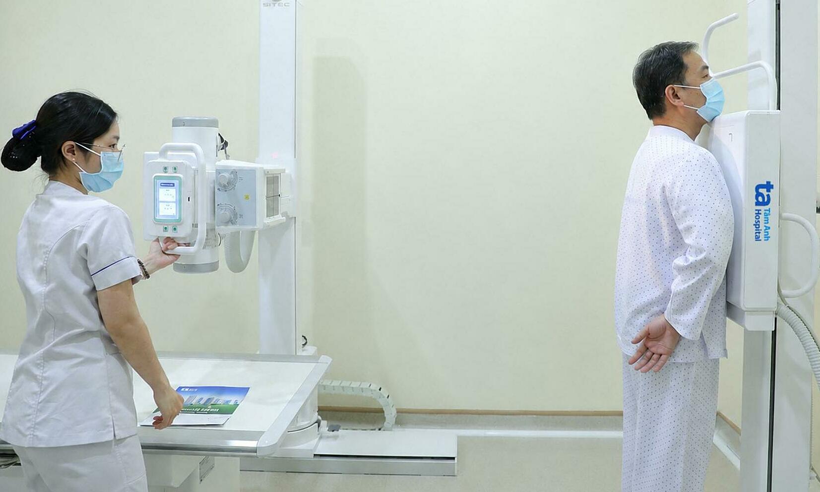 What tests should smokers get to check their lungs?