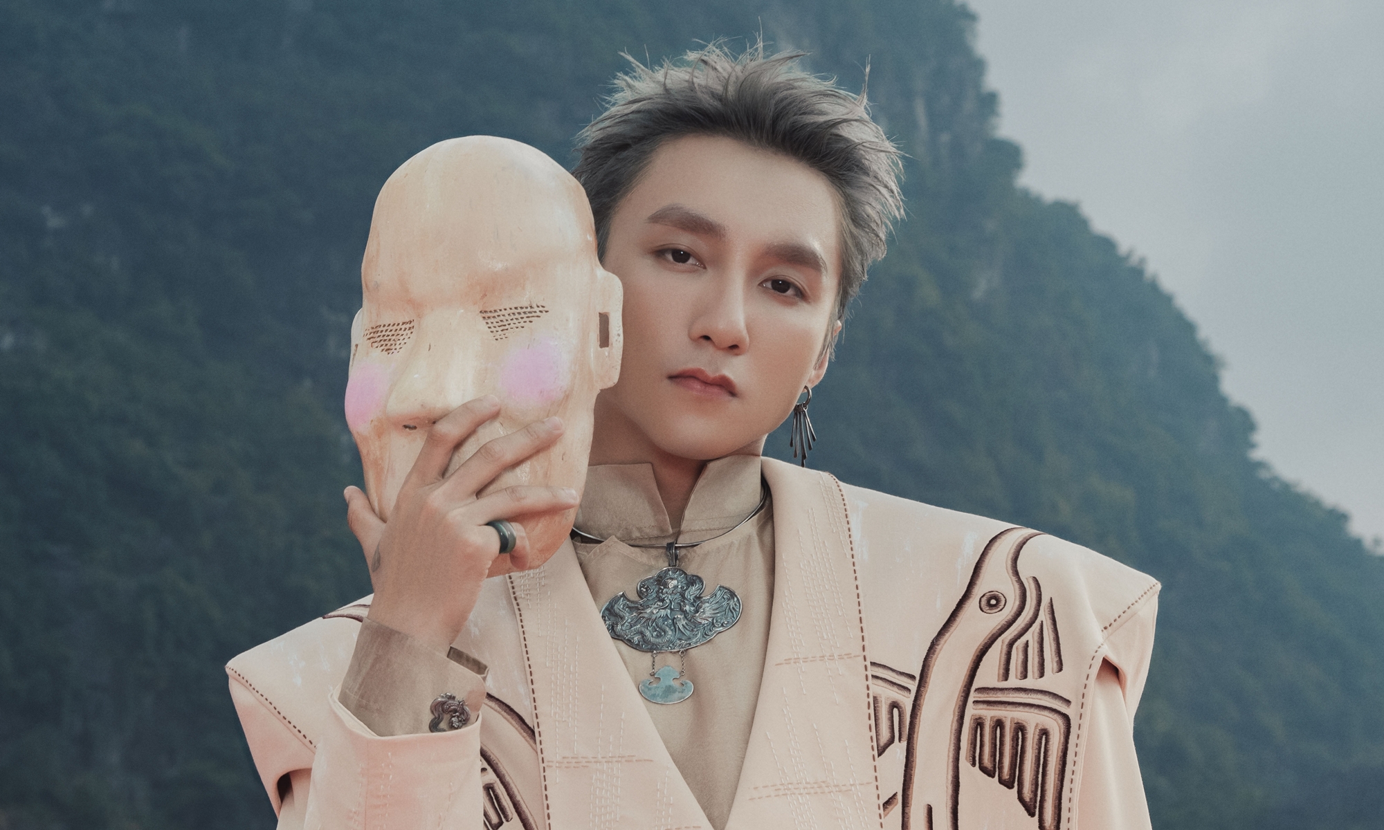 Traditional and contemporary attire blended in Son Tung M-TP's MV