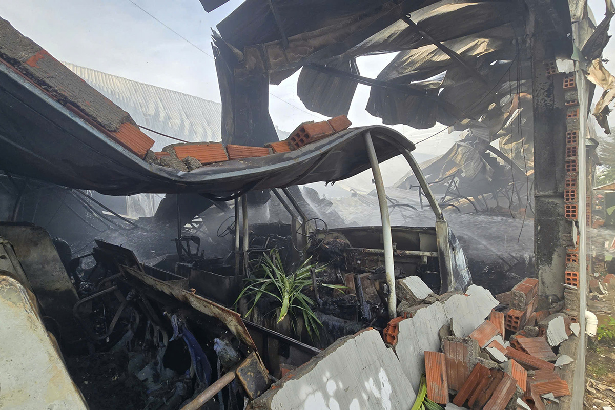 Large fire at tourist electric vehicle warehouse in Quy Nhon