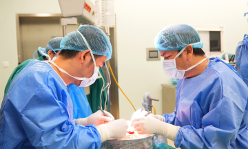 Doctors divide brain-dead patient's liver to 'double life'