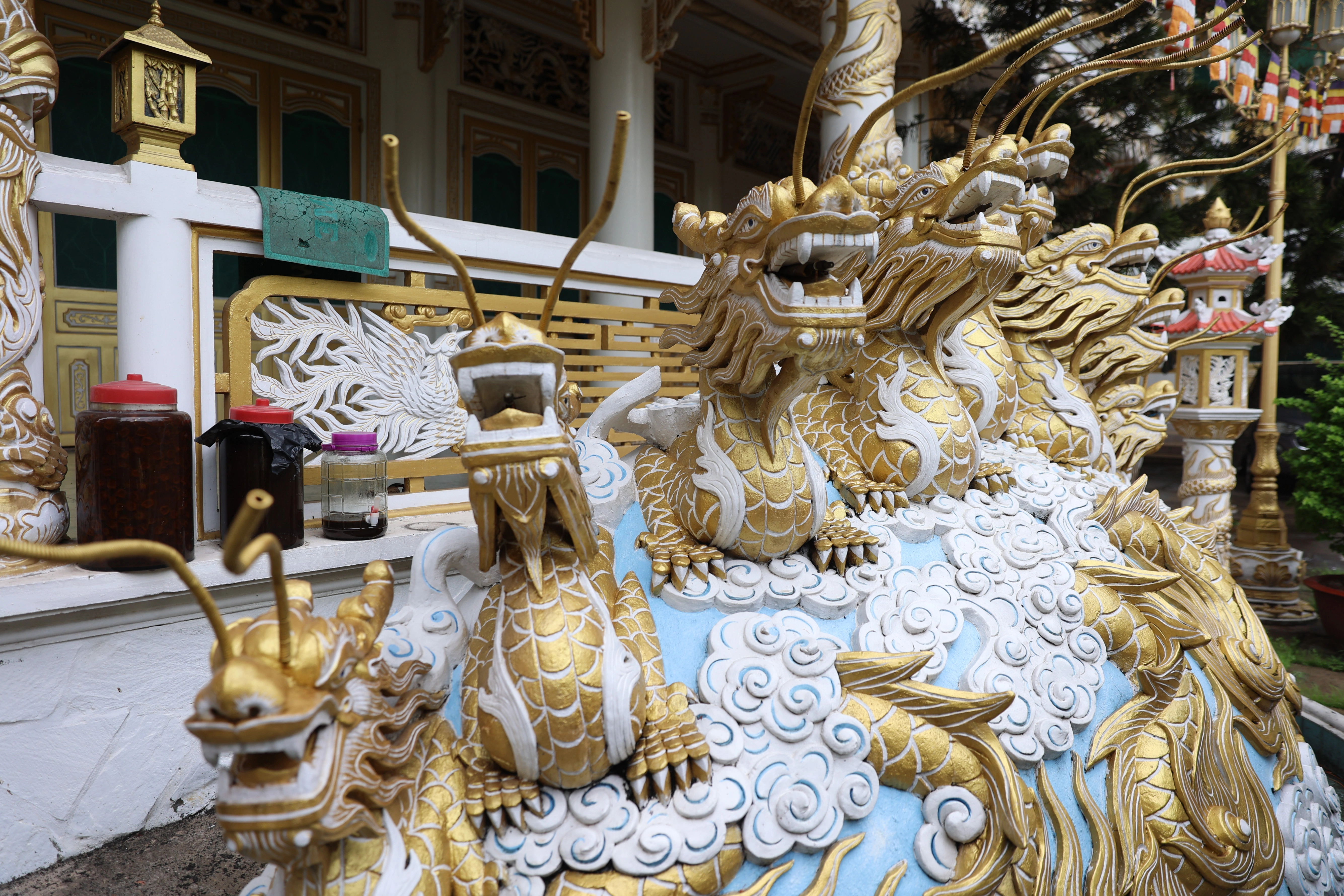 Alley pagoda in Ho Chi Minh City adorned with hundreds of dragon statues