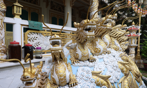 Alley pagoda in Ho Chi Minh City adorned with hundreds of dragon statues