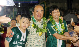 Cong Phuong and teammates celebrate V-League promotion