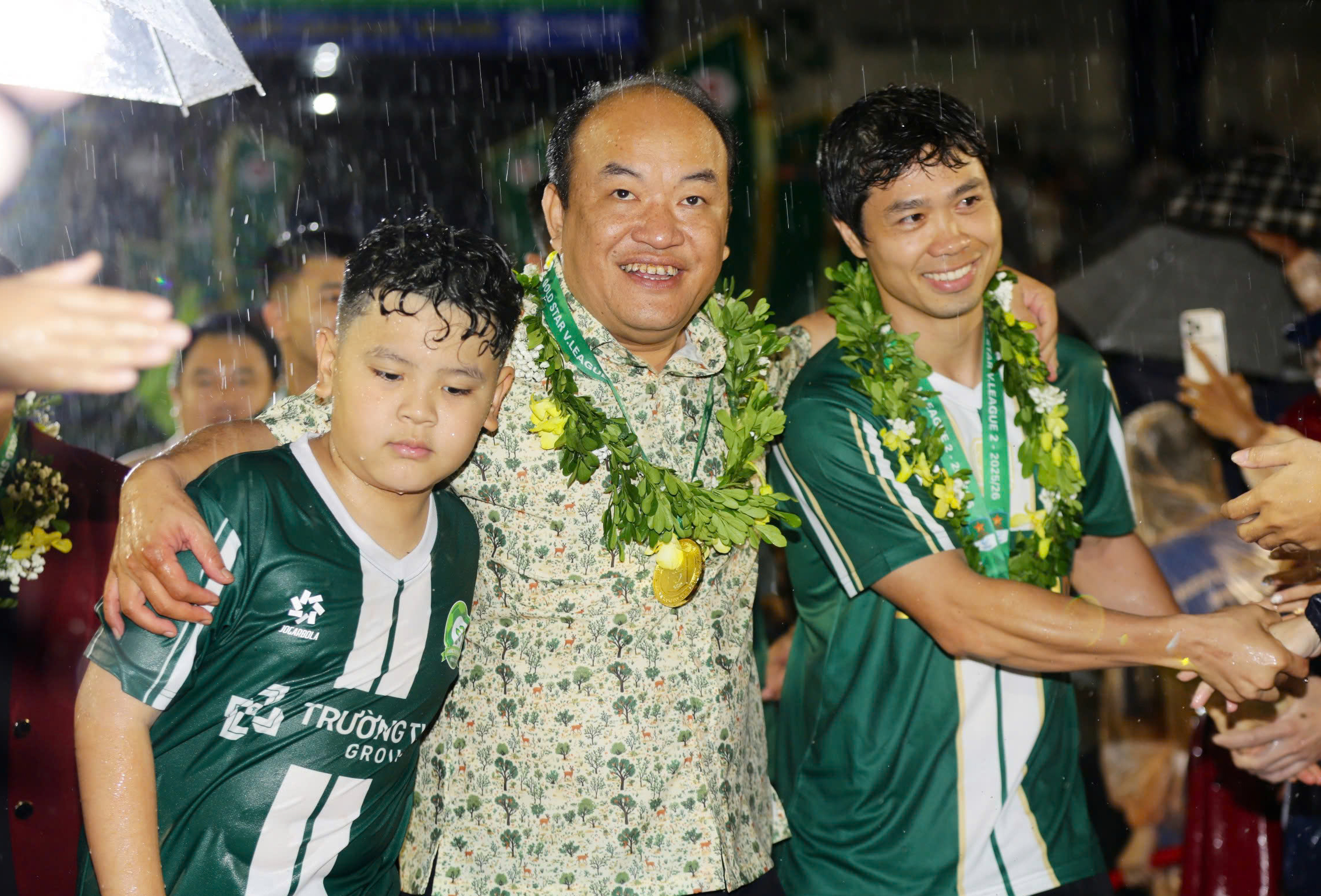 Cong Phuong and teammates celebrate V-League promotion