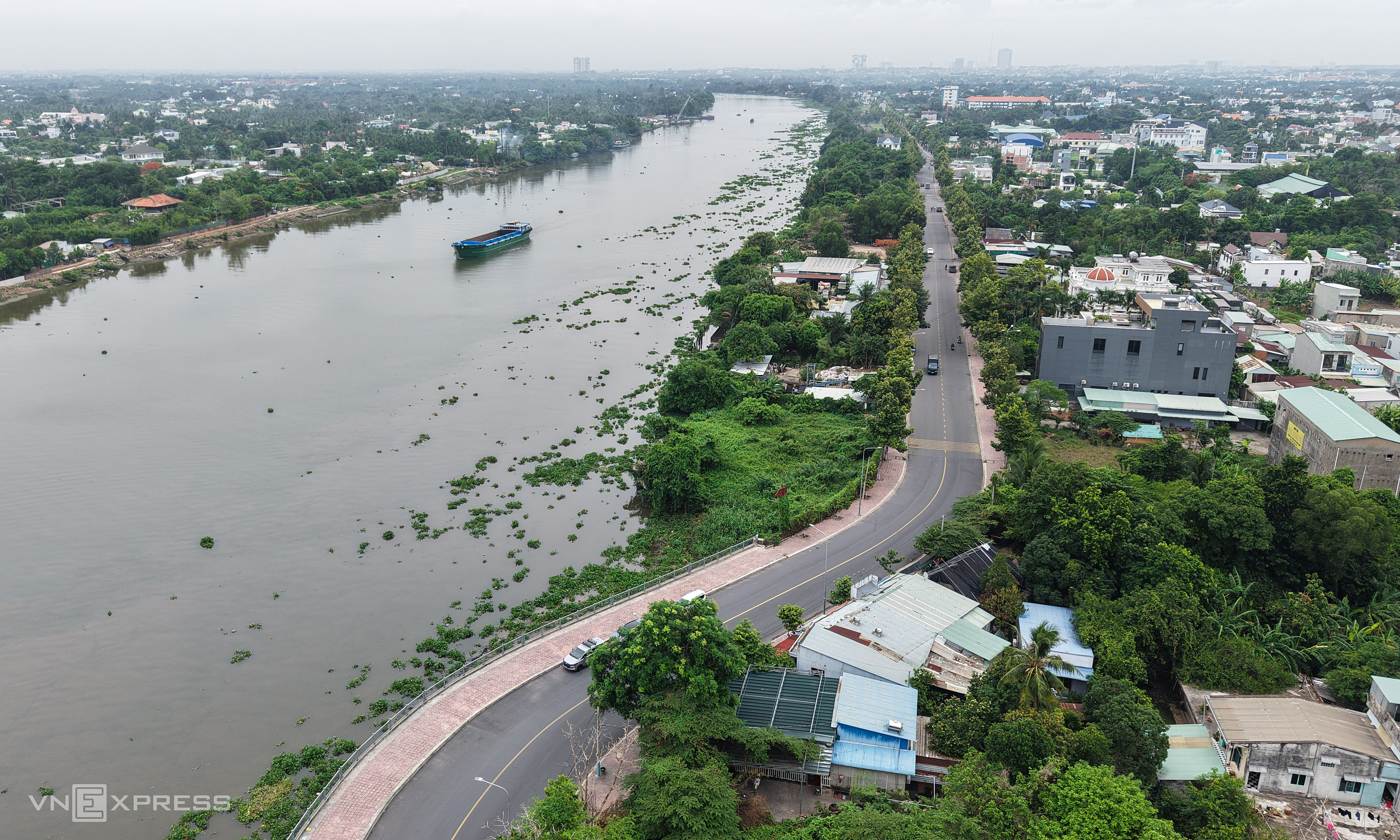 Current status of over 7 km of Saigon River riverside road soon to be expanded to six lanes
