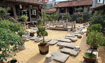 Cafe decorated with ancient stone items