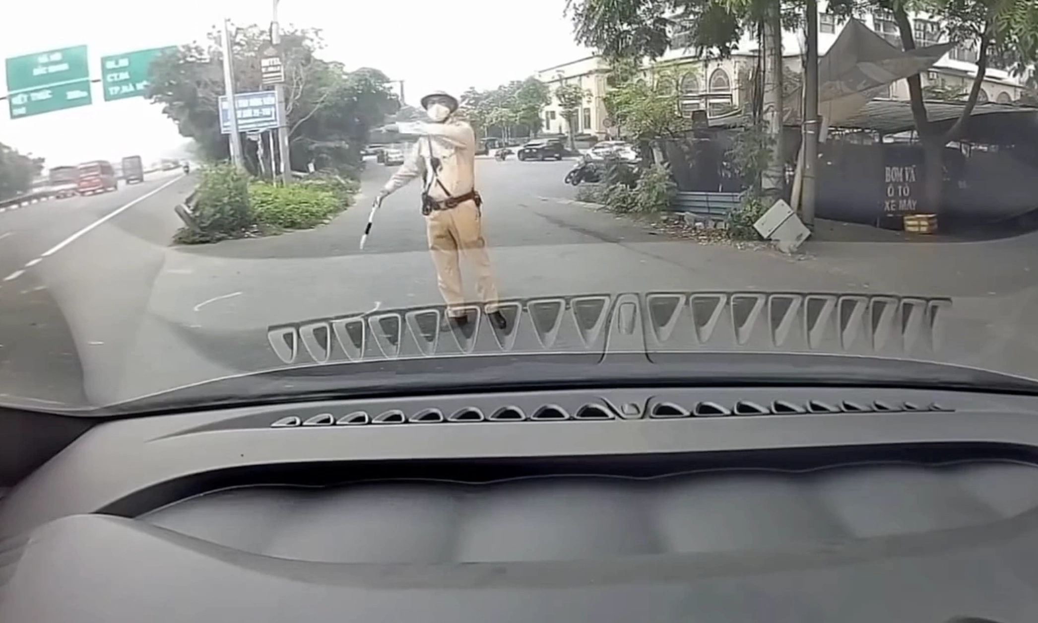 Driver fined 19 million VND for asking traffic police, 'do you know who I am?'
