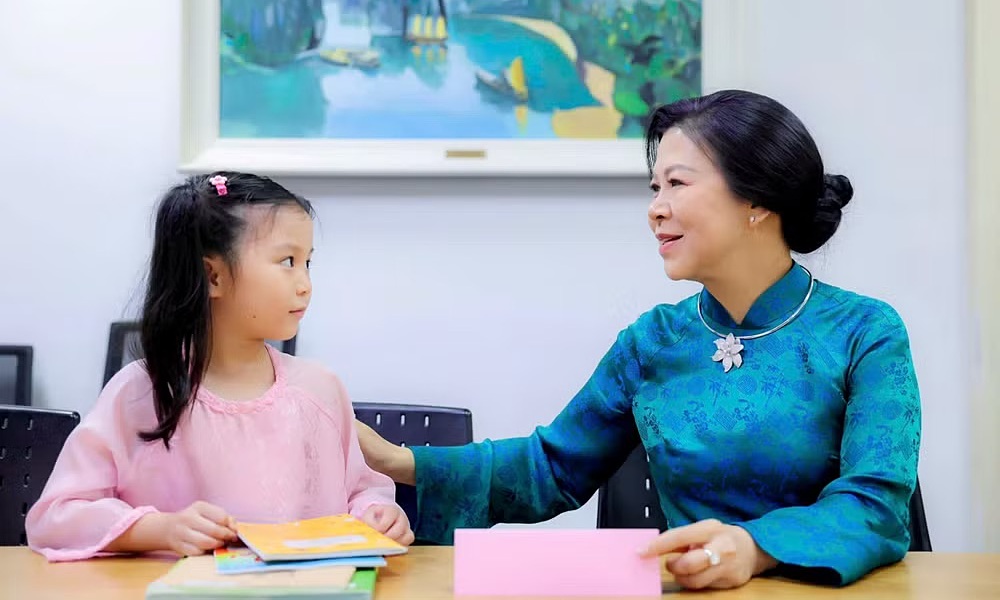 Ngo Phuong Ly visits Vietnamese language class in Singapore