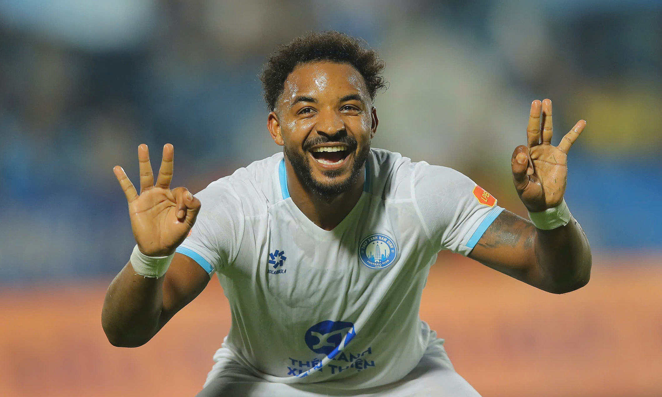 Xuan Son nets a hat-trick, including a spectacular bicycle kick