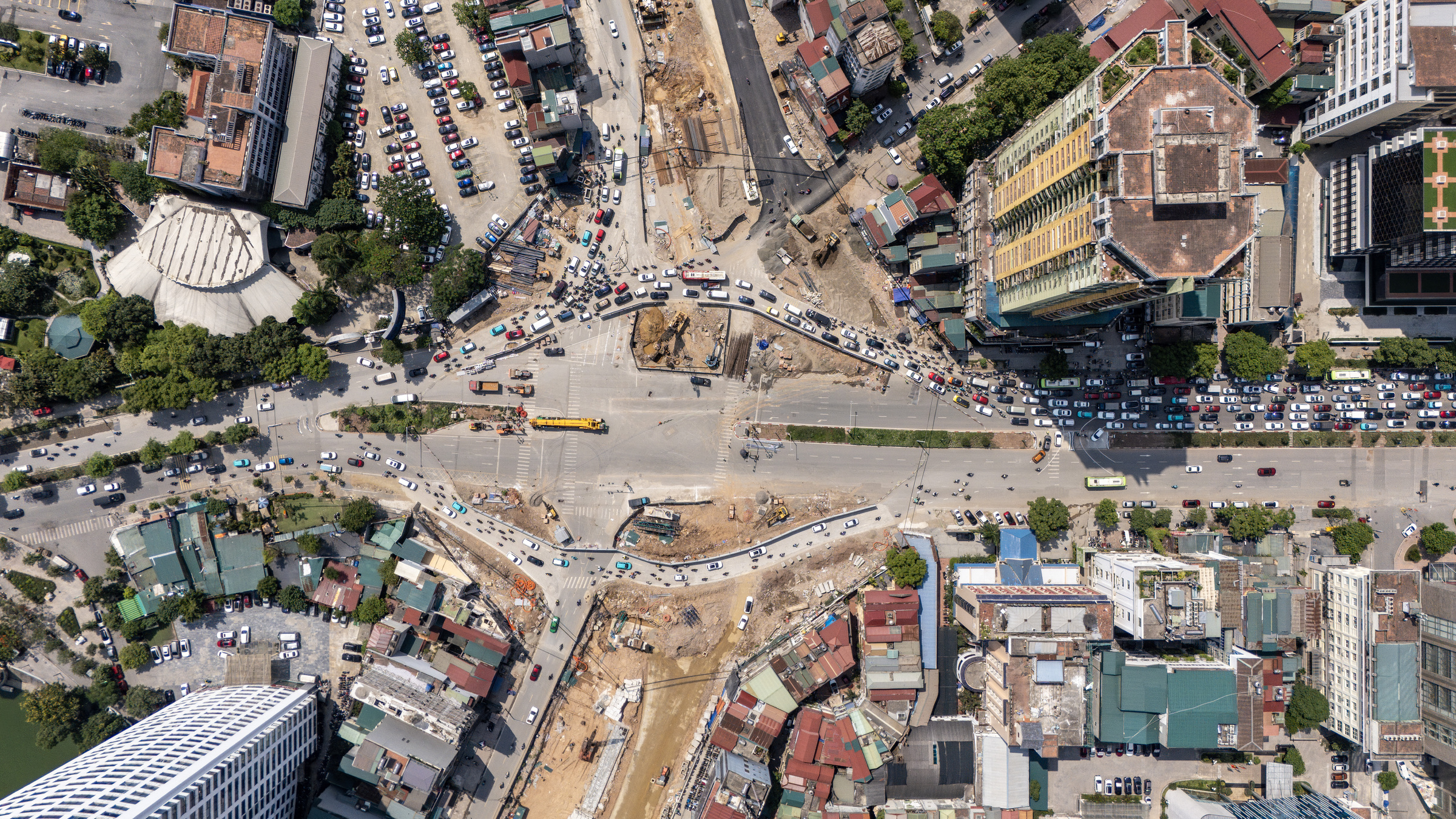 Prolonged congestion at Nguyen Chi Thanh - La Thanh intersection