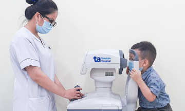 3-year-old boy diagnosed with 14-diopter myopia