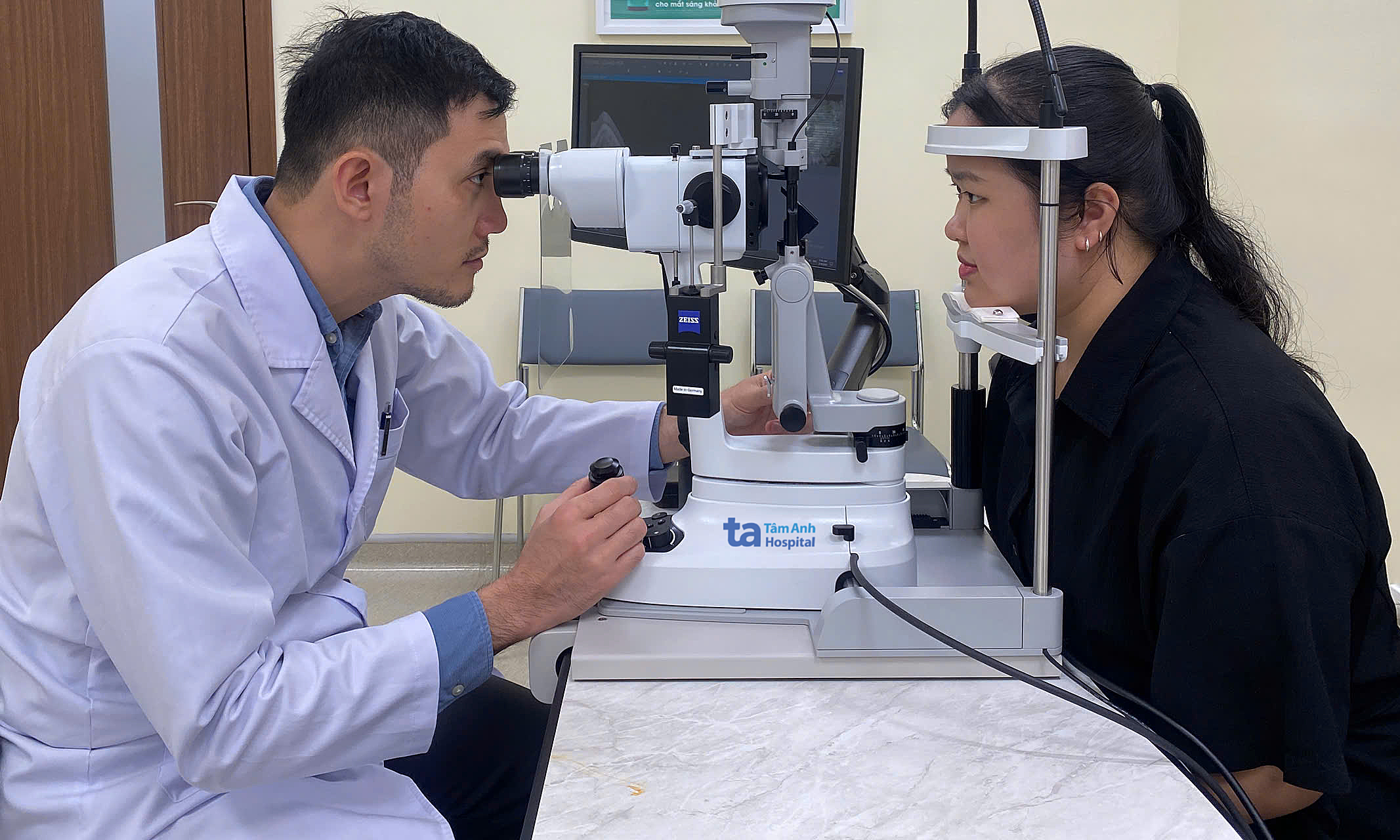 Causes of vitreous opacities in young people