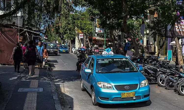 Tourists face Bali's 'taxi cartel'