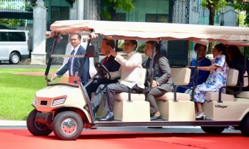 Philippine president drives general secretary and president To Lam in electric car after reception ceremony