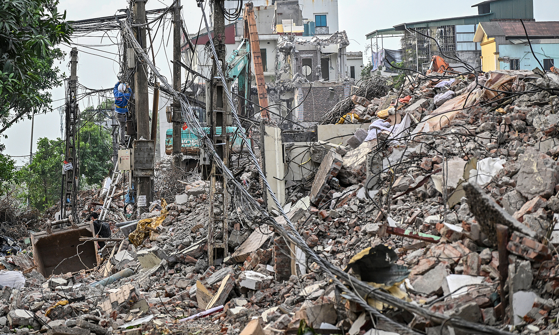 Thousands of tons of construction waste await removal in Hanoi