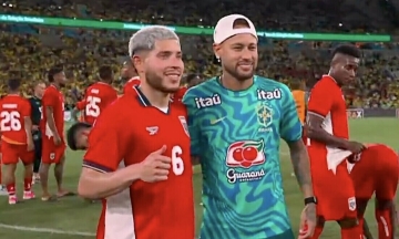 Neymar sought by opponents for photos despite not playing