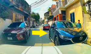 Driver parks against traffic, blocks road and leaves
