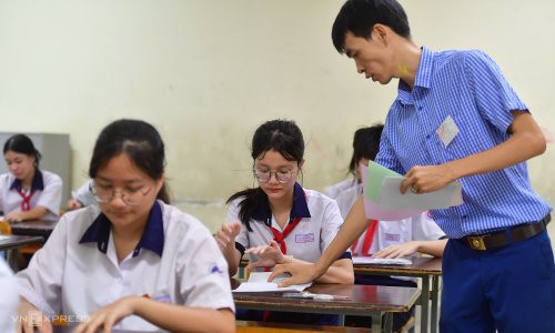 Many English exam papers for grade 10 in Ho Chi Minh City contained blurry, missing text