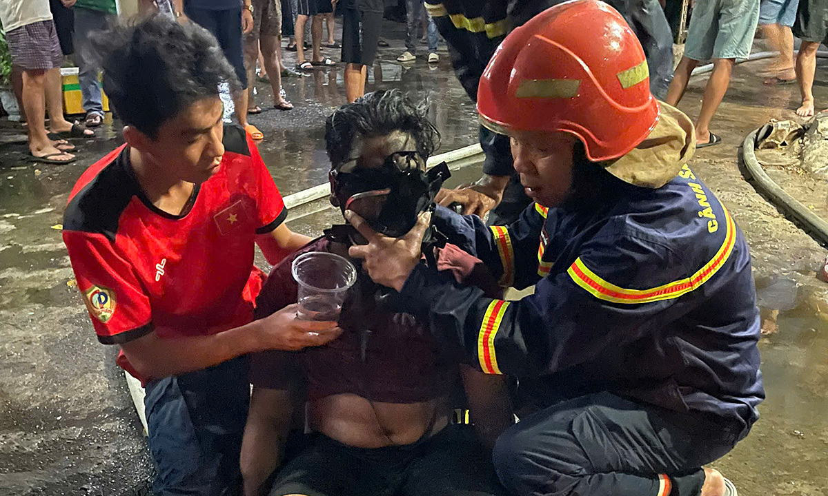 Rescue two teenagers trapped on third floor of burning house