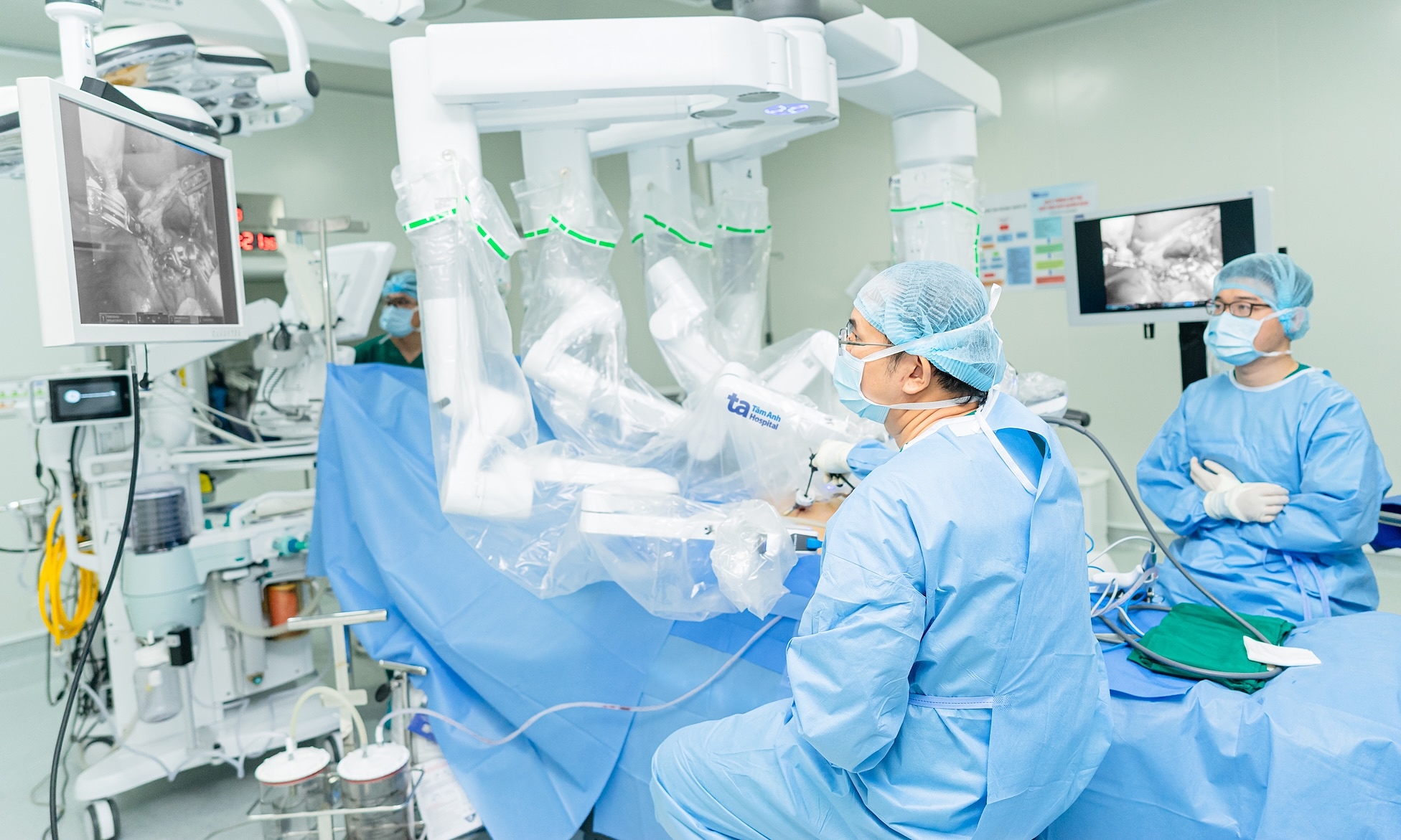 Robot removes rectal cancer tumor from 92-year-old woman