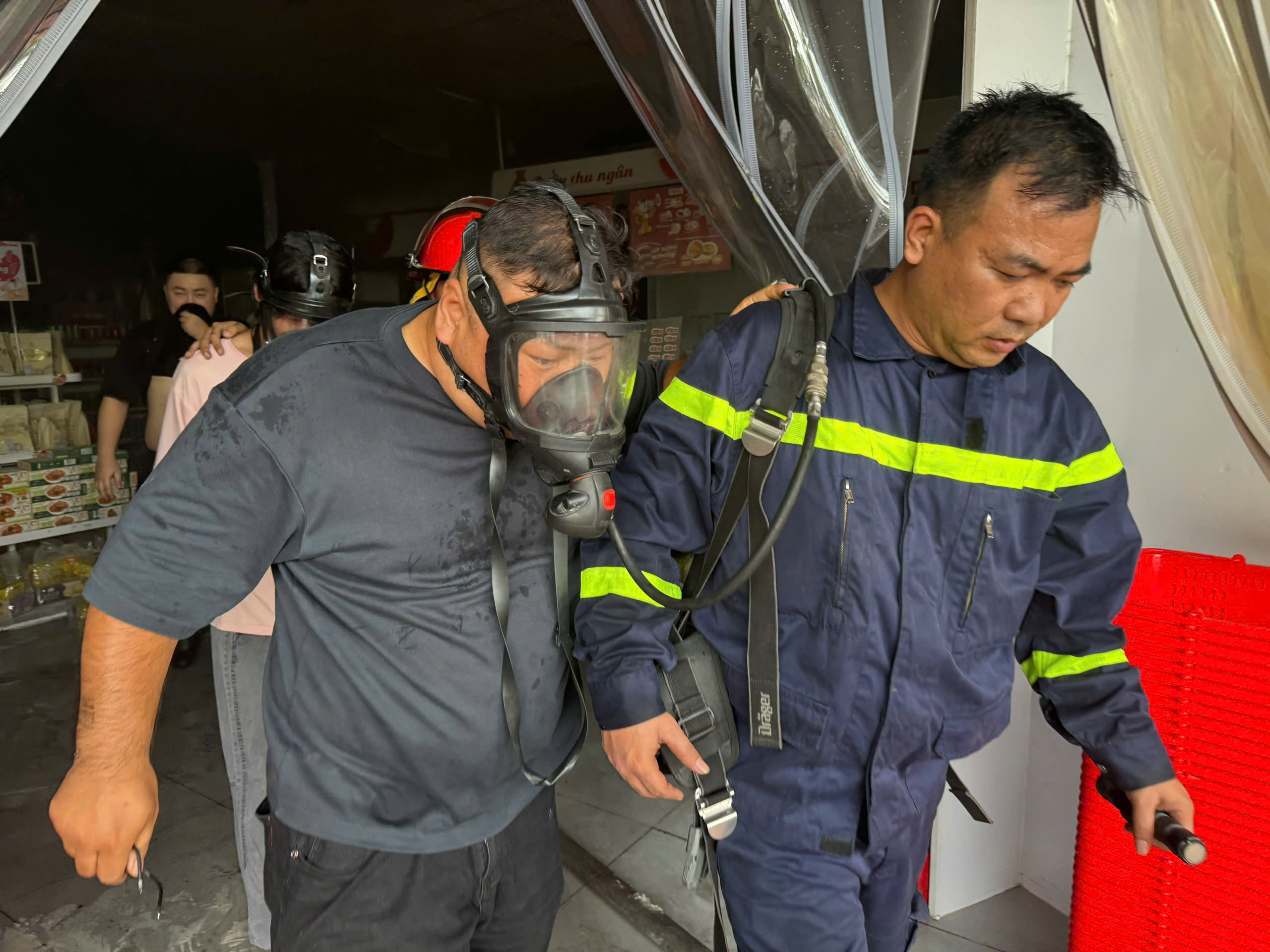 Four rescued from mini-supermarket fire in Hanoi