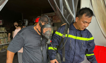 Four rescued from mini-supermarket fire in Hanoi