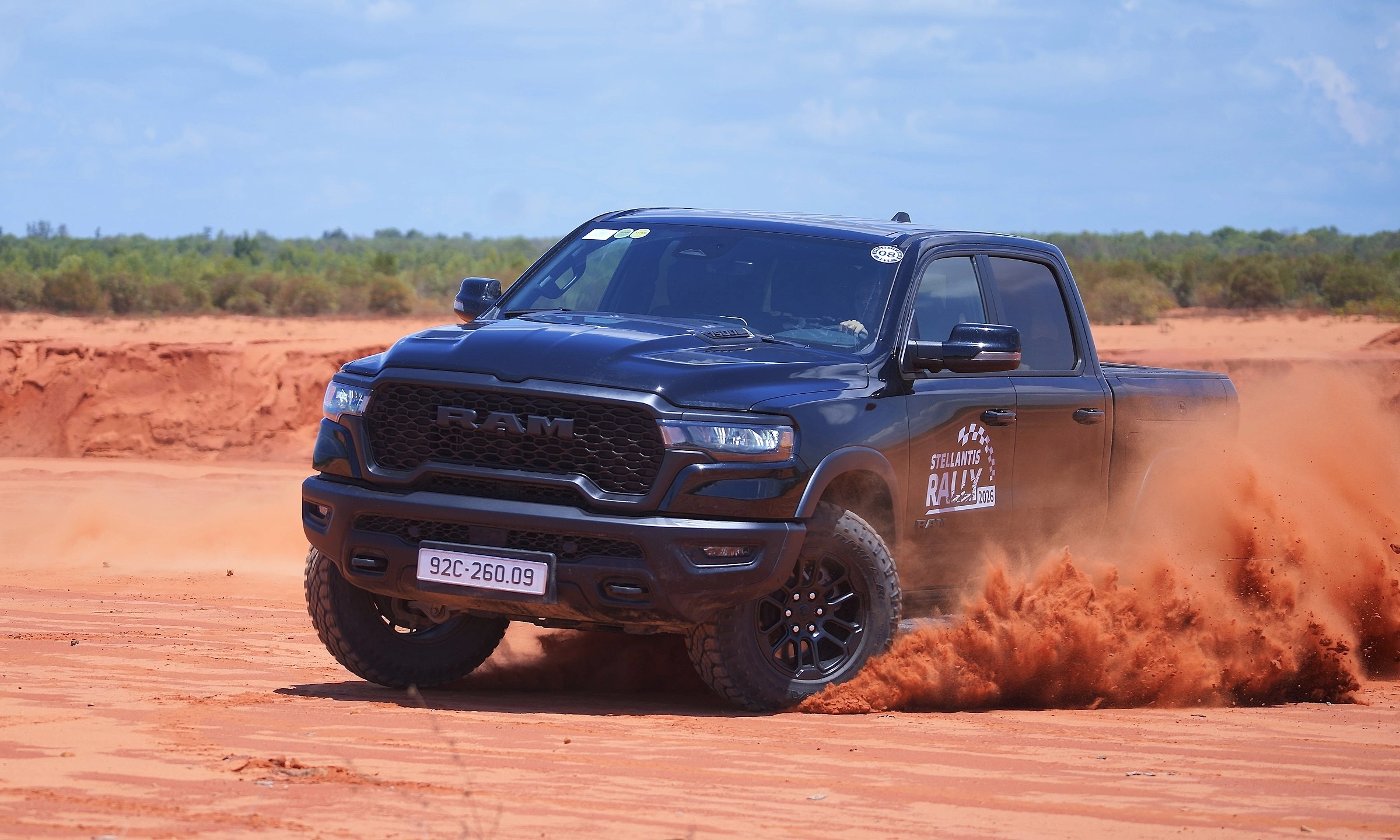 Ram 1500 - large-size pickup priced from 3.75 billion dong