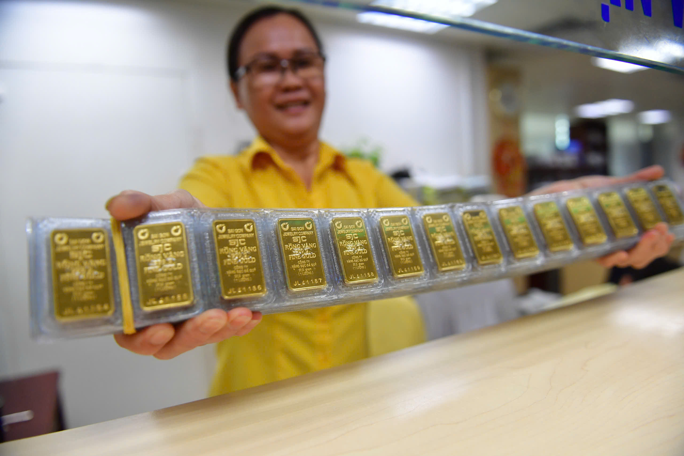 Gold bar prices drop by 1 million dong