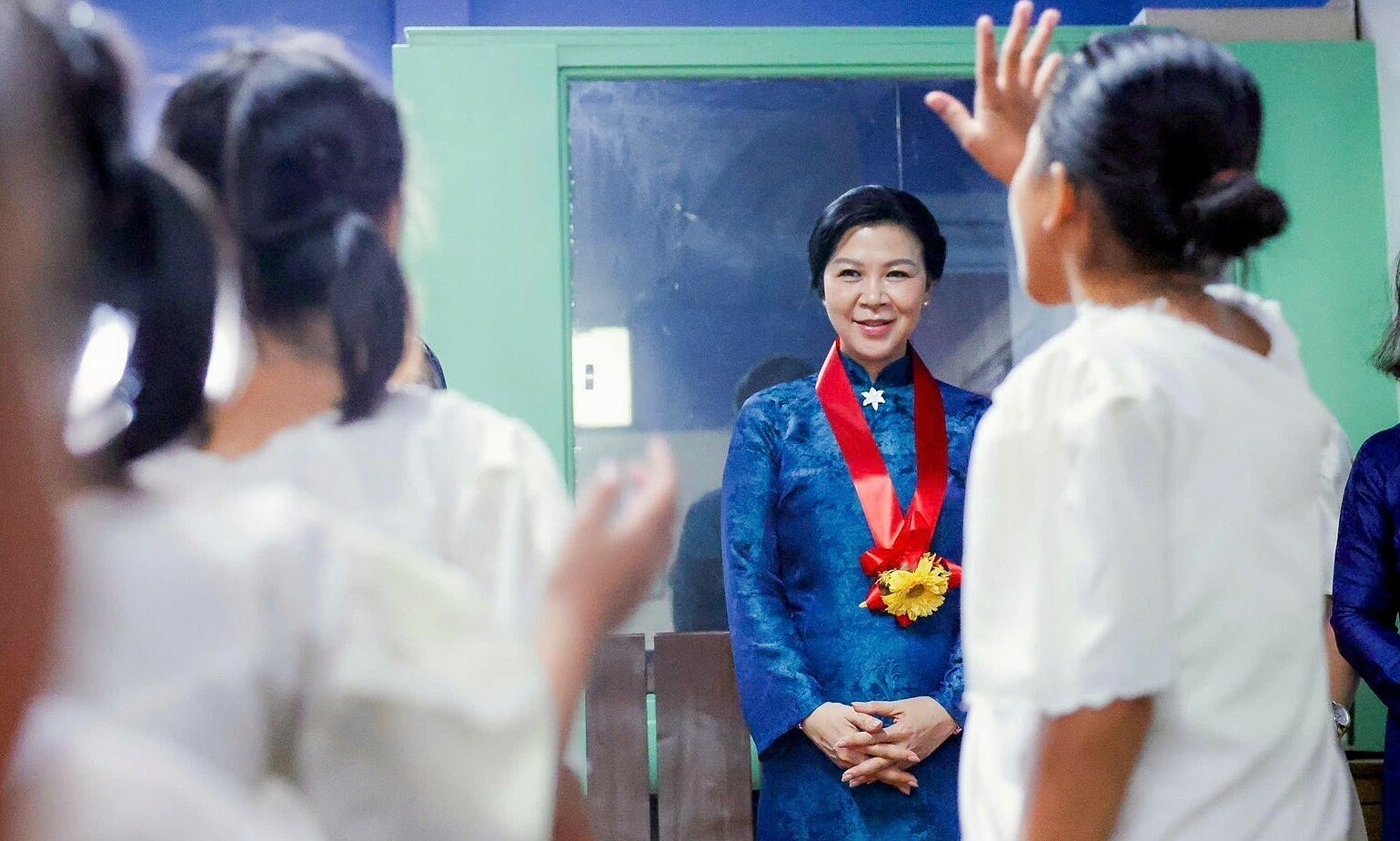 Spouse of general secretary and president visits children in special circumstances in Philippines