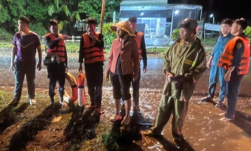 Dong Nai commends five people for saving three women from floodwaters