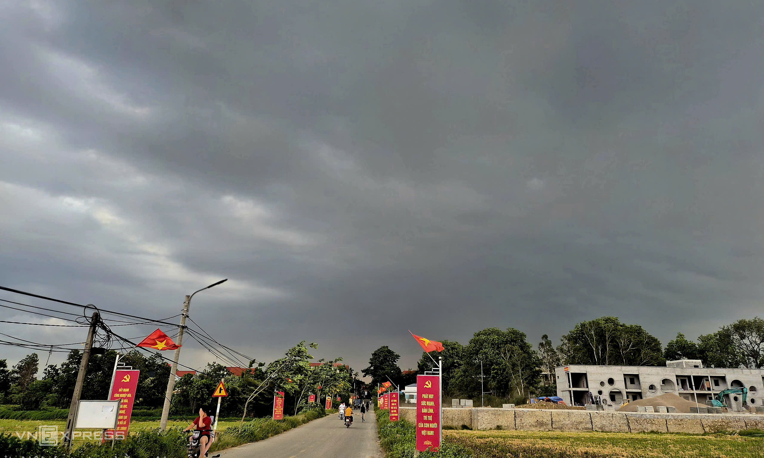 Heat in the North gradually decreases, central region still near 40 degrees C