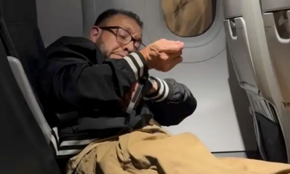 Passenger demands to jump from plane mid-air