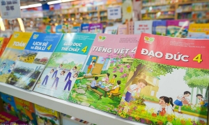 Textbook sets see price reduction of about 33,000-50,000 VND each